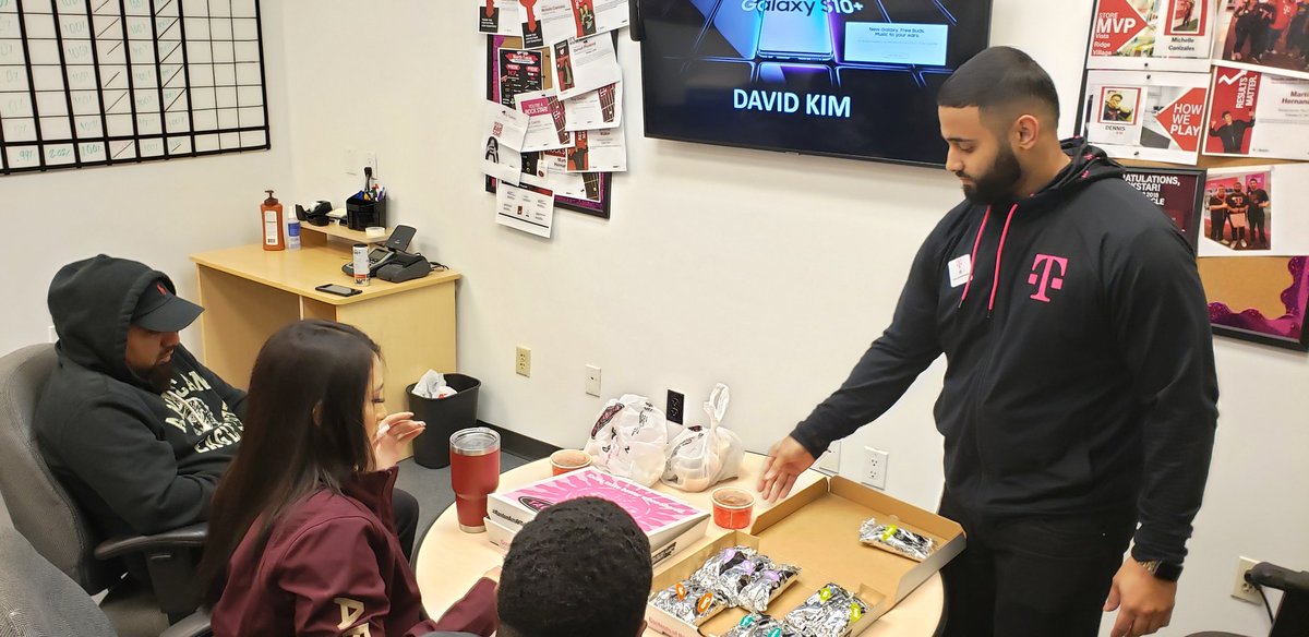 d5w_dktx's tweet photo. @Roy_Castill0 #TMobile #SamsungGalaxyS10 #Samsung #samsungtraining #tmobilelewisvillevistaridge https://t.co/R7RBCKcRJd
