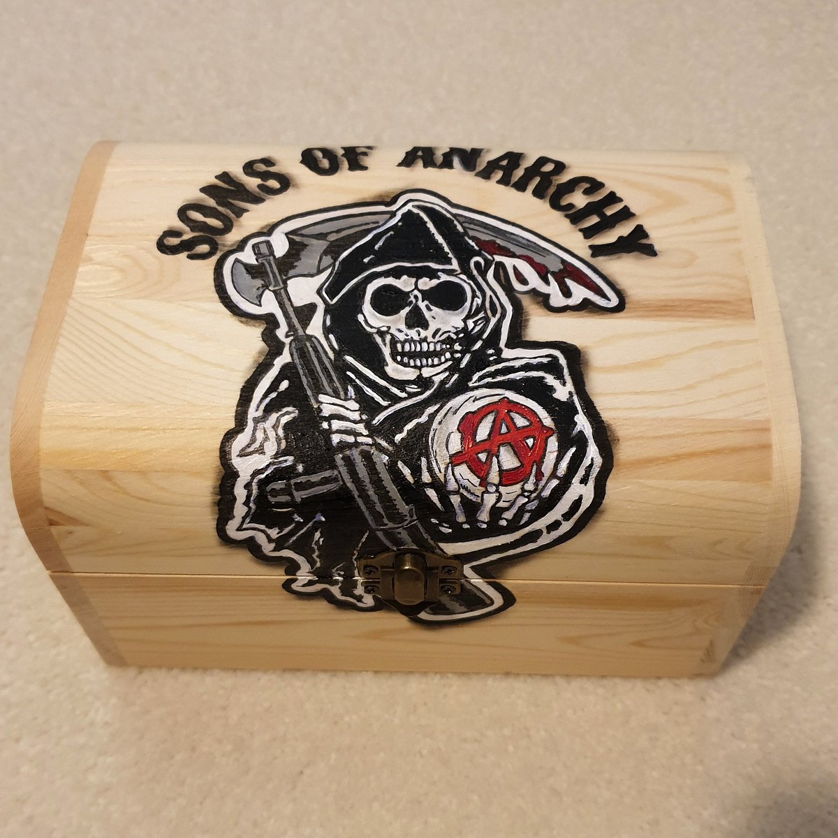 AllurinAssassin's tweet photo. This was a pain in the ass but i thoroughly enjoyed doing it. I used paint which im not a painter...but its good to try new things. I also wanted to make it look like a sticker which i think ive managed #soa #sonsofanarchy #woodartists #woodartwork #woodart #devilishdesigns https://t.co/wsJERQ45lo