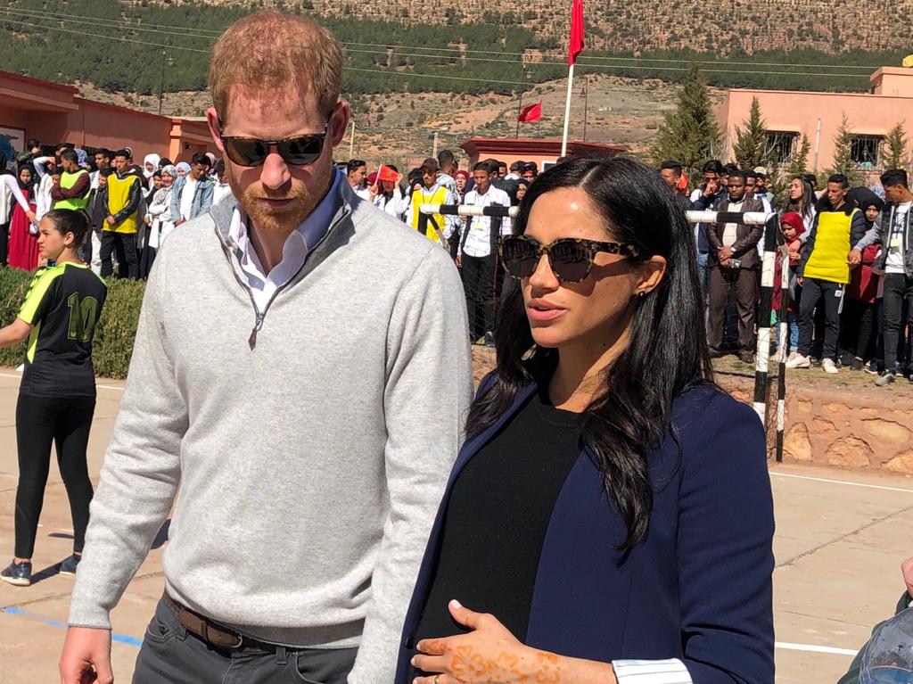 TelQuelOfficiel's tweet photo. Henné, match de foot et féminisme : le premier jour de Meghan et du Prince Harry dans le Haut Atlas

https://t.co/RNeX6v66HB

#RoyalVisitMorocco https://t.co/gu4Eqc0Qv8