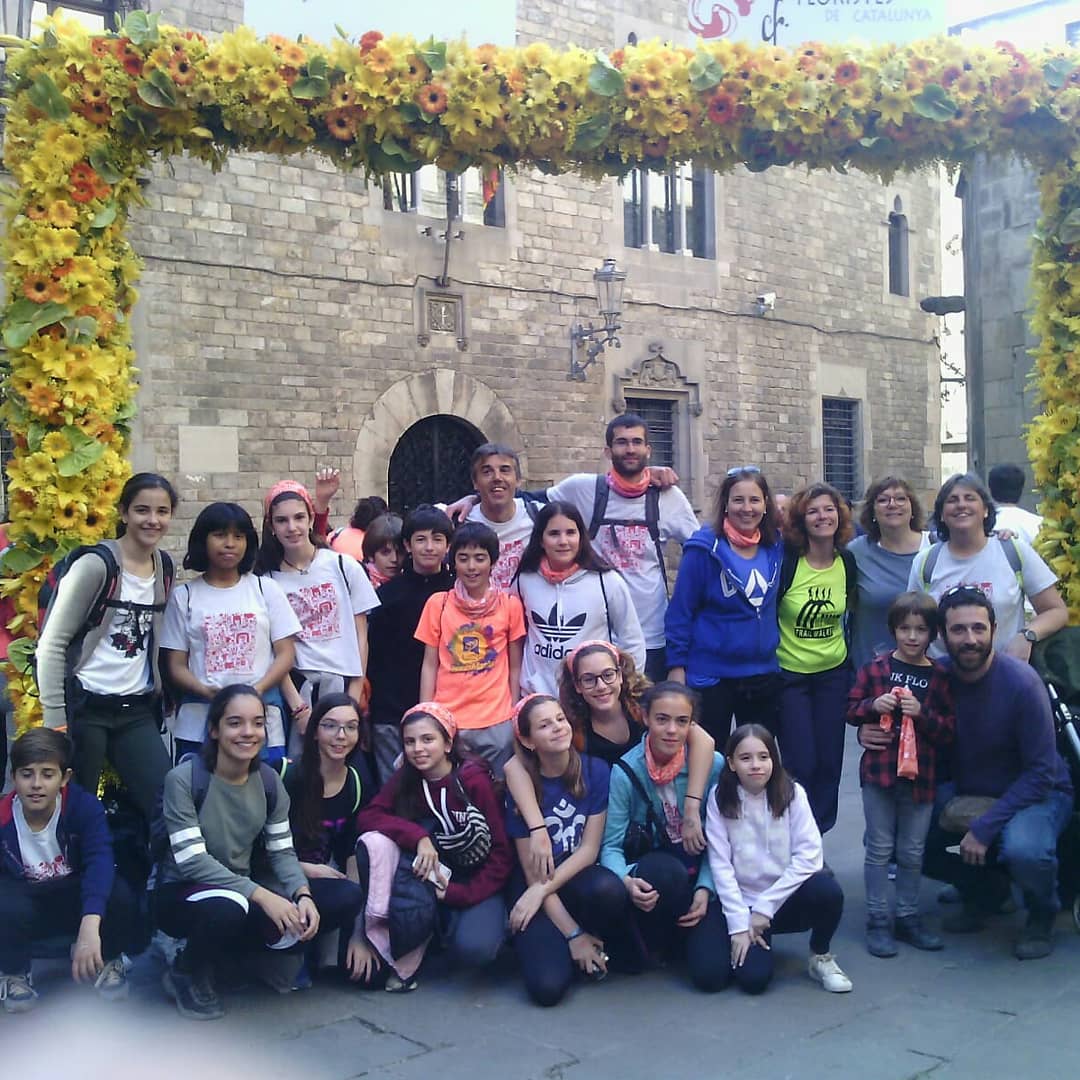 Els_Arcs's tweet photo. Ho hem aconseguit! 15km amb la @magiclinesjd Un matí fantàstic!  #moltmesqueunacaminada #escolaelsarcs #solidaritat #MagicLine2019 Gràcies mares i pares que ens heu acompanyat. Felicitats alumnes i professors que ho heu fet possible ❤👏❤👏❤👏   https://t.co/2Xsetw5jFW https://t.co/8hos7vkIZa