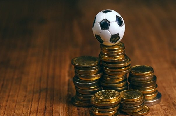 hukukatlasi's tweet photo. Futbolcu ile spor kulübü arasındaki ilişki genel hizmet sözleşmesidir. Hizmet sözleşmesinin tarafı olan futbolcu, sözleşmenin haklı feshi halinde dönem sonuna kadar olan ücretini isteyebilir. 

Yargıtay 13. Hukuk Dairesi, 23.11.2018, E.2016/26224, K.2018/11114 https://t.co/cuU9BTMbe0