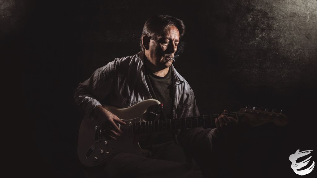 I only need that one hit 

#portrait #studioportrait #studio #epic #old #wise #musician #music #band #guitar #guitarist #singing #songwriting #inteneslystaringcats #essvisuals #essphotography  #lancashire #lancaster #preston #a6300 #sony #sigma #sigma30mm