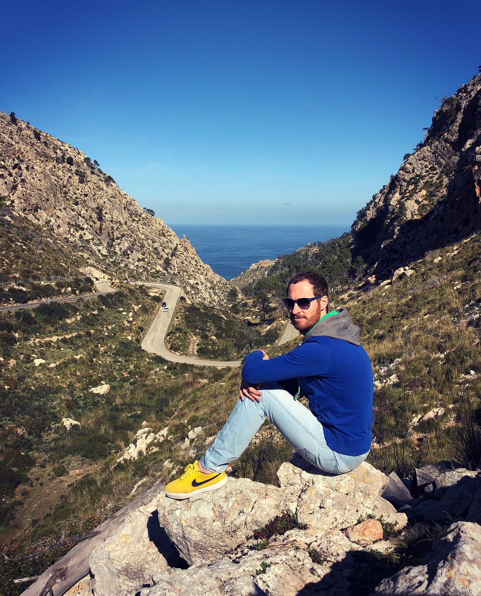 Can we start the weekend over again 🤔? I wasn‘t ready... 🤷‍♂️
•
#semitoo #musicartist #producer #mallorcalifestyle #edmlifestyle #weekendmood #chilltime #relax