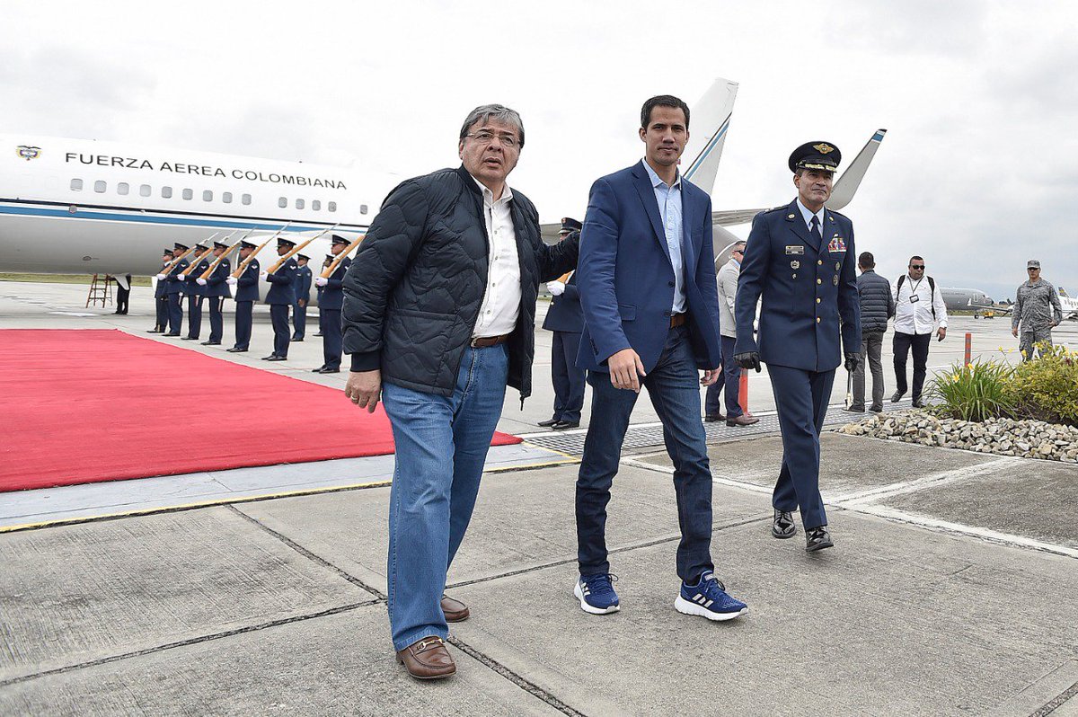 CATERINAV's tweet photo. #24Feb AHORA | @jguaido llega junto a @CarlosHolmesTru a Bogotá. https://t.co/YKH9elSPsC