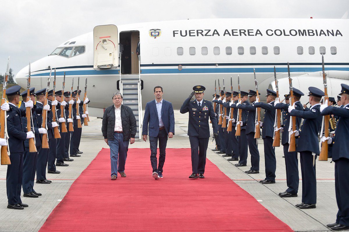 CATERINAV's tweet photo. #24Feb AHORA | @jguaido llega junto a @CarlosHolmesTru a Bogotá. https://t.co/YKH9elSPsC