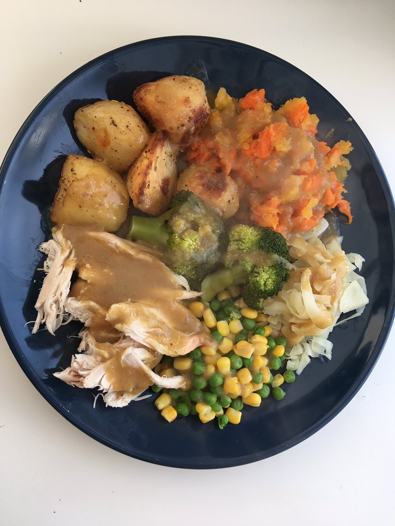 AlawWyn's tweet photo. Totally free and on plan sunday lunch. Slimming world roast potatoes and gravy made with the onion in the microwave method π #freefoodgold #freefoodfebruary @SlimmingWorld https://t.co/hLnRWPYdWB