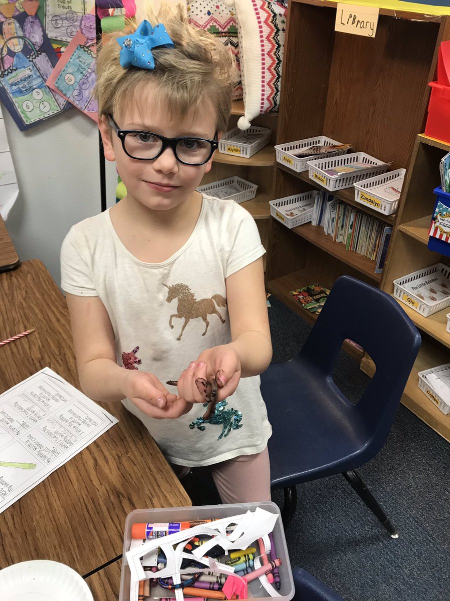 Learning about living and nonlivimg with gummy worms (I can do) and earthworms (I cannot do)😂 They were much braver than me! #wildcatsinspired #bemorewildcat <a href="/NatWilliamsElem/">Williams Elementary</a>