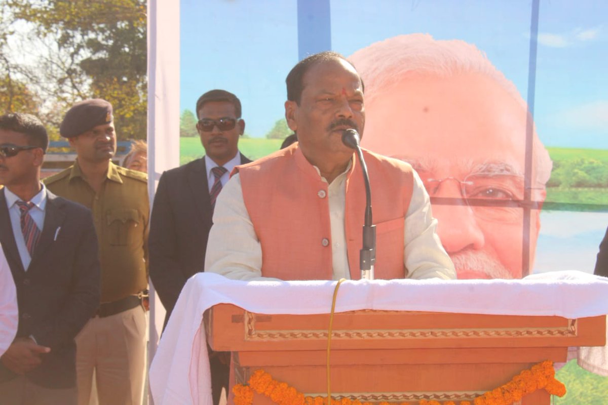 Hon'ble Chief Minister : 5 lakh farmers of Jharkhand to get benefit in 1st phase(2276000 in diff. phases)from PradhanMantri Krishi Samman Nidhi Yojana (launched today by Hon'ble PM from Gorakhpur).Rs2000 transferred in their account through DBT.@dasraghubar @cmojhr @PMOIndia