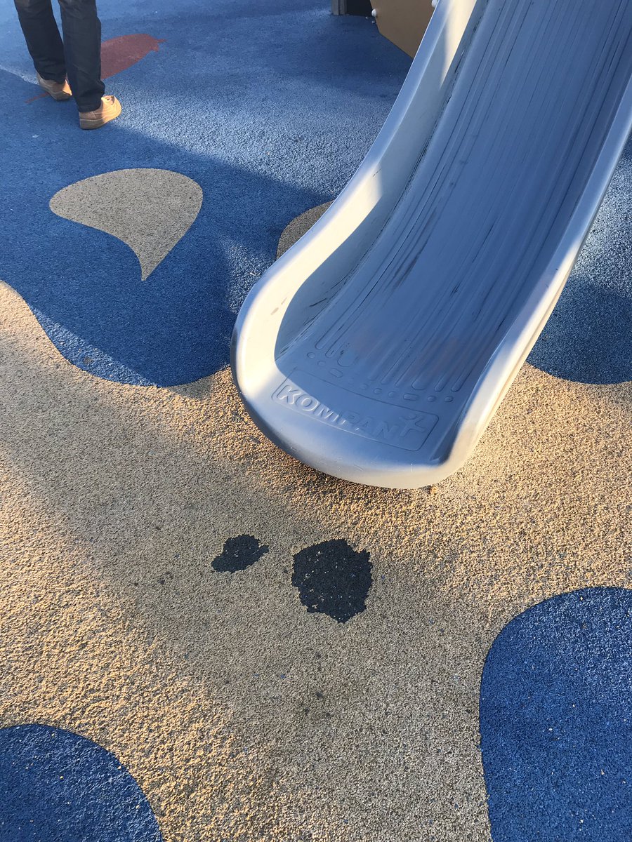MamaTarragonina's tweet photo. Al parc del #Moll de #Costa de El #Serrallo tenim #forats als 2 tobogans que si es reparen ara, serà més barat @TGNAjuntament @PortdeTarragona! @denuncia_TGN @MilloremTGN @BarridelPort https://t.co/rZSphMMp6J