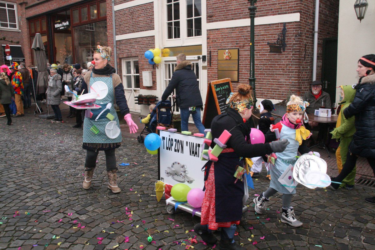 Optocht2020's tweet photo. Wat een gezelligheid, wat een sfeer, wat een creativiteit, wat een feest 🎉🍻🎊🍷🤡 Opgeven is heel simpel via https://t.co/t4IKHE2cS6 #doeallemaalmee #vaakbujtebang #geefjenogsnelevenop https://t.co/W7N3fe22jm