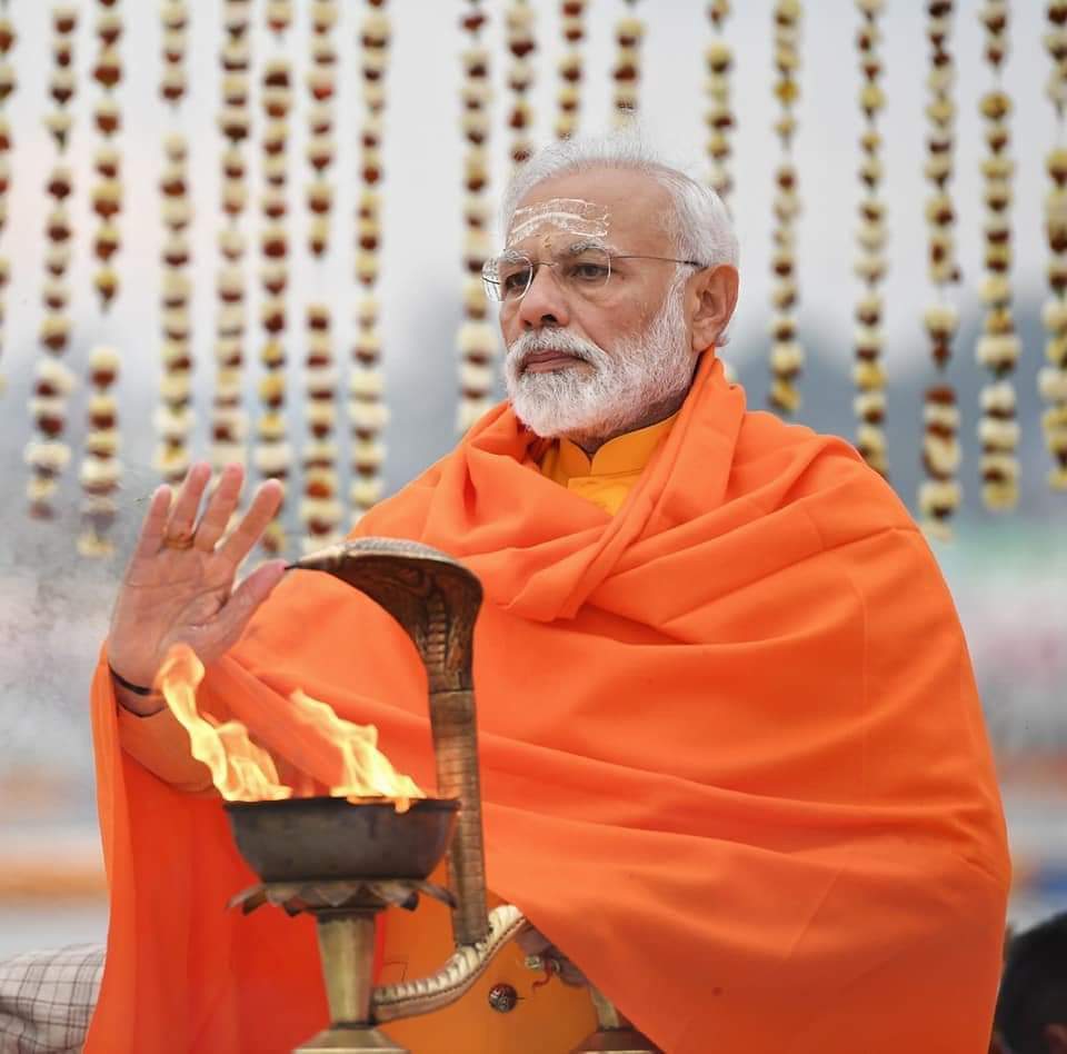 Show me an iconic picture other than this. I'll wait! 🙏❤️

#ModiInKumbh 
#ModiKumbhVisit
#GangaArti