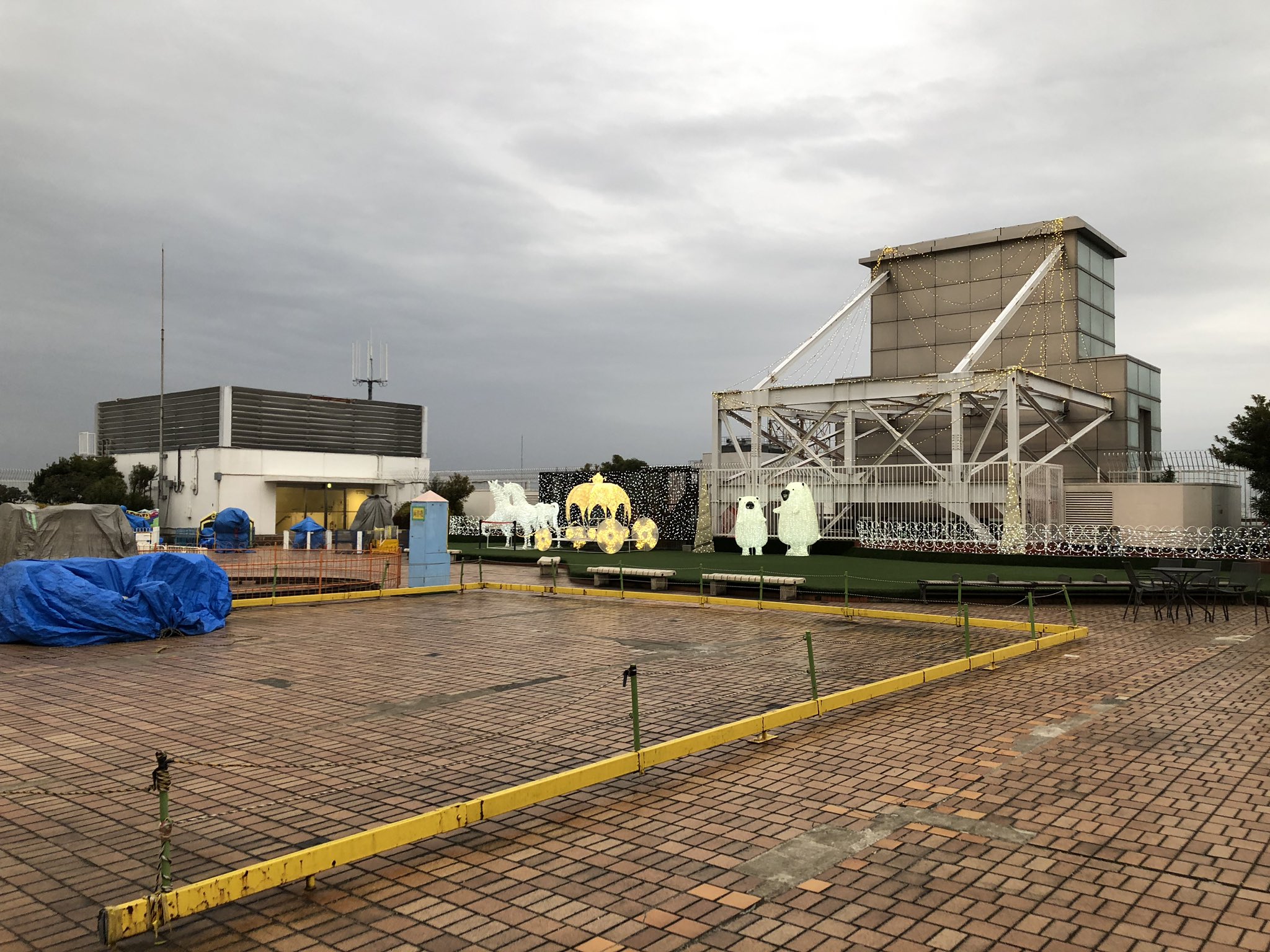 Asama A Twitteren デパオク遊園地 先日私用ついでに吉祥寺東急百貨店へ 生憎の雨でビニールシート被った遊具もありましたが貴重な 屋上遊園地訪問でした T Co Xwncjbfhqk Twitter
