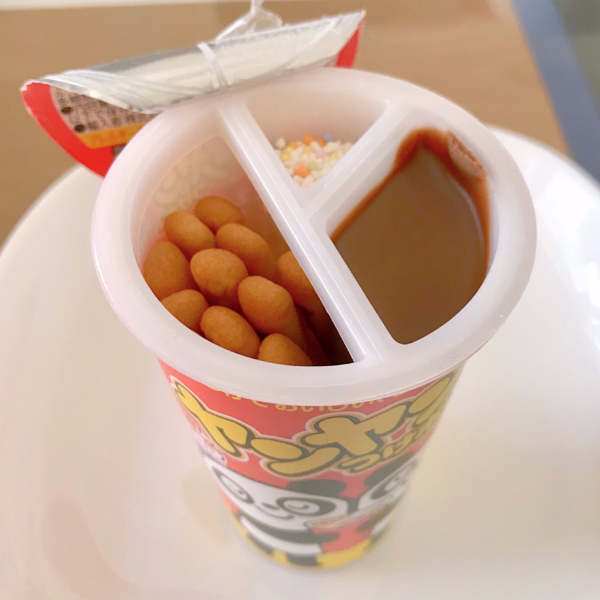 のね 深夜のおやつドール一本勝負 明治 ヤンヤンつけボー クラッカーのスティック に チョコクリーム と トッピング をつけて食べるお菓子です スティックには クイズ が書いてあったり 食べ終わった容器は洗って 小物入れ