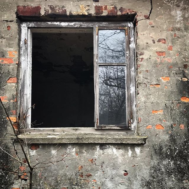NorbertJot's tweet photo. #polska #poland #jerzmanowice #abandoned #abandoned_places #abandonedbuilding #filthyfacades #rsa_windows #rsa_abandoned #windowshiding #brickshiding https://t.co/c5jVxwo2Ln https://t.co/5yAvoSlIWi