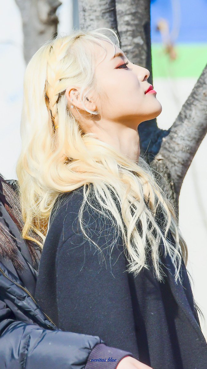 VLUE_JS's tweet photo. 190224 인기가요 미니팬미팅

#진솔 #이달의소녀 #JinSoul #LOONA #X_X https://t.co/hv1I3K5YrO