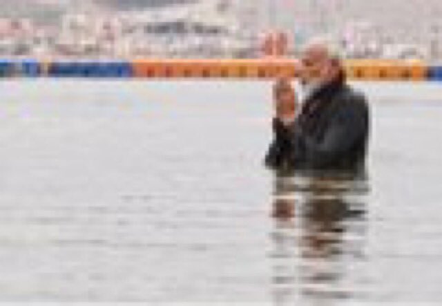 prafullaketkar's tweet image. these two images of @narendramodi provide the real content of ‘Being Hindu’. As a Hindu I am proud of the spiritual tradition of this civilisation, therefore I respect potential divinity of each &amp;amp; every being, irrespective of caste, gender, class etc #ModiKumbhVisit #ModiAtKumbh