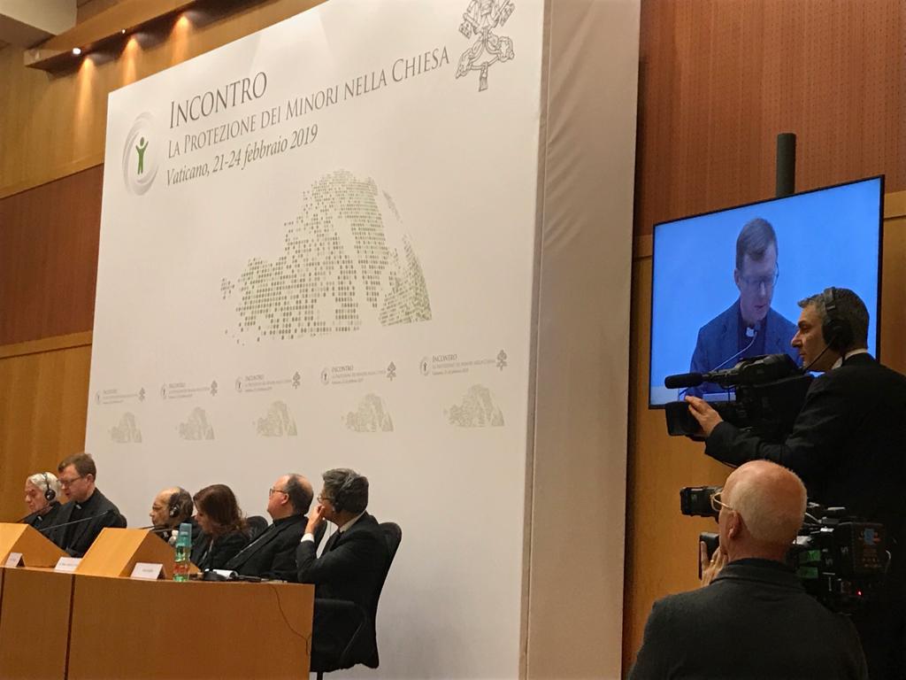vaticannews_it's tweet image. #PBC2019 #popeprotectionminors #briefing @hans_zollner "Dobbiamo affrontare il problema e intervenire a casa. Questo è un messaggio incoraggiante. L'elemento più importante in questo viaggio sono stati gli incontri dei vescovi con le vittime"