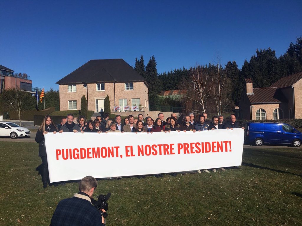 2Joanr's tweet photo. @CiudadanosCs @InesArrimadas @CiutadansCs 1300Km para ir a decir que President Puigdemont que no pinta nada. Si no pintase nada, la montapollos no hubiera hecho el viaje!

Se puede ser más tonto, Inés??  😂😂😂 https://t.co/jspTy4ROuH