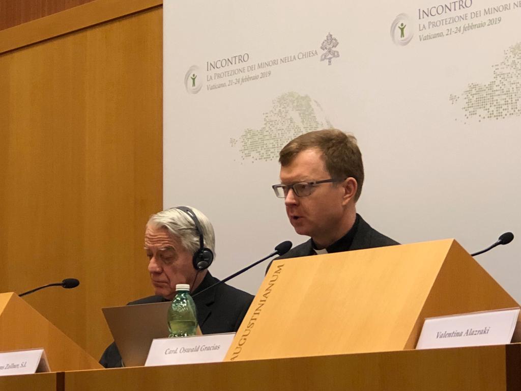 vaticannews_it's tweet image. #PBC2019 #popeprotectionminors #briefing @hans_zollner "Dobbiamo affrontare il problema e intervenire a casa. Questo è un messaggio incoraggiante. L'elemento più importante in questo viaggio sono stati gli incontri dei vescovi con le vittime"