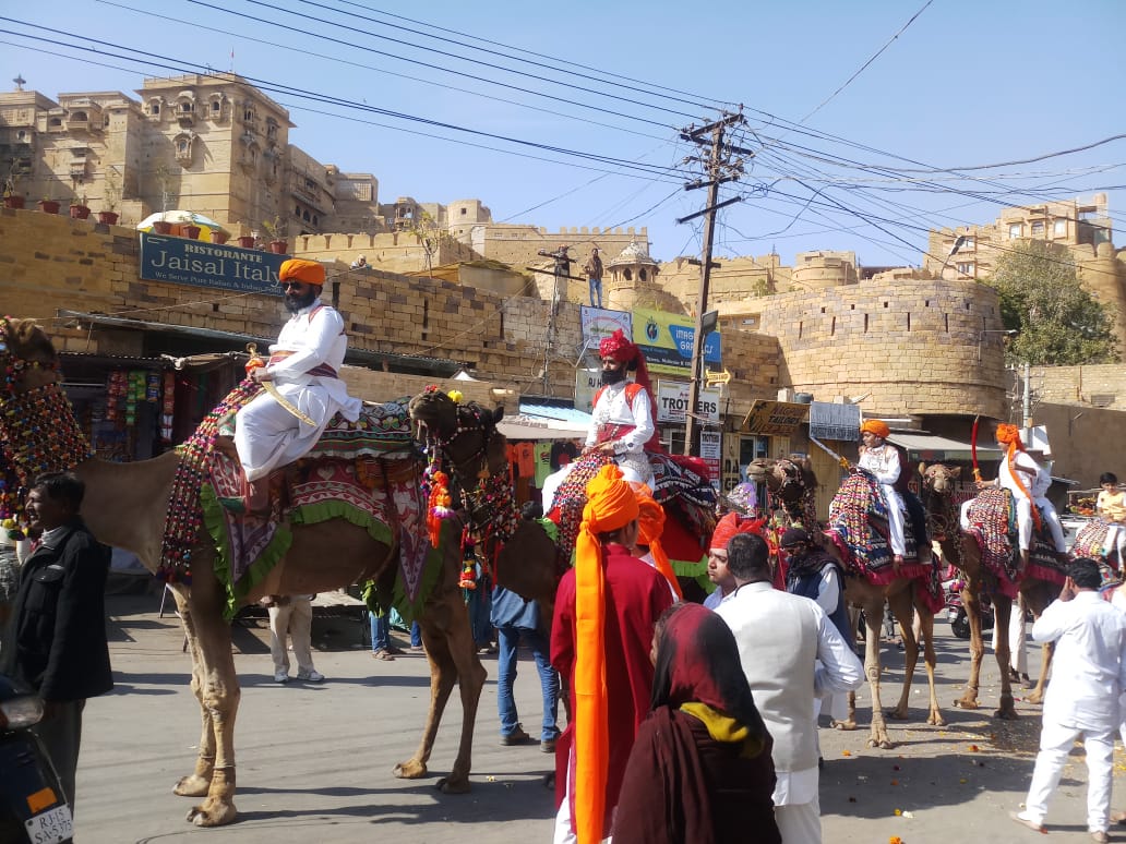 Art_Voyage_14's tweet photo. Jaisalmer Ville d'or en desert du thar . Festival Maru .procession des chameaux .
@tripindia #hotelsbudgets #travelwithguide #jaisalmer #safari #lavoiture
https://t.co/0mI9kOHNrl https://t.co/2h2Bbc4t3m
