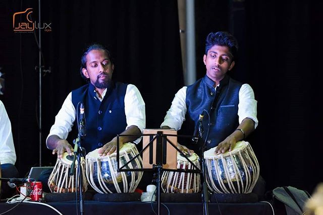 Big brother, little brother. #itrunsinthefamily 📷 <a href="/babaluxy/">baba luxy</a> #performingmusician #tamilmusic #indianmusic #tablaplayers #matchingoutfits #workingmusician #familygoals #brotherskeeper ift.tt/2H16cFk