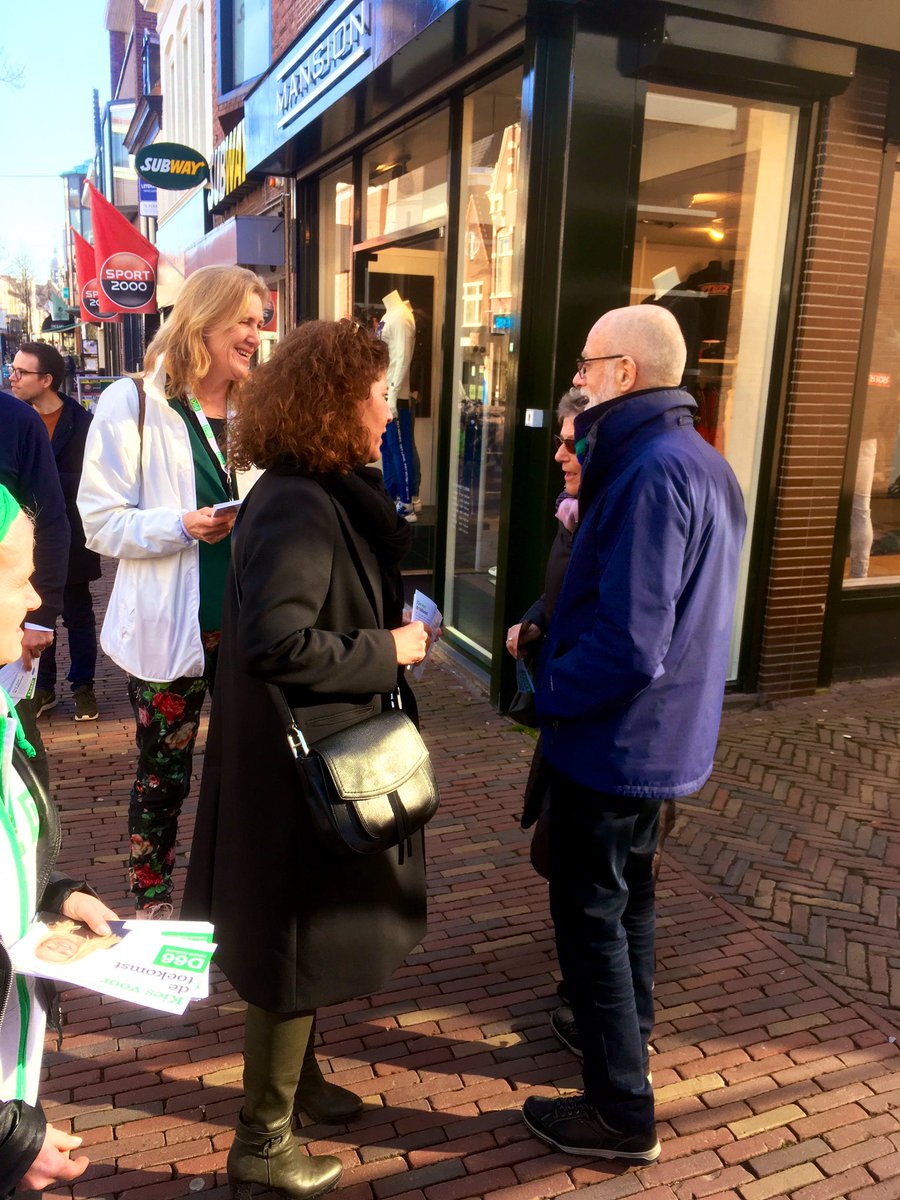 D66Alkmaar's tweet image. Fijne flyerdag voor de #PS2019 Mooi weer, mooie stad, mooie mensen @ivanengelshoven @Paul_van_Meenen @Ilsezaal 
#Alkmaar #D66regiobustour