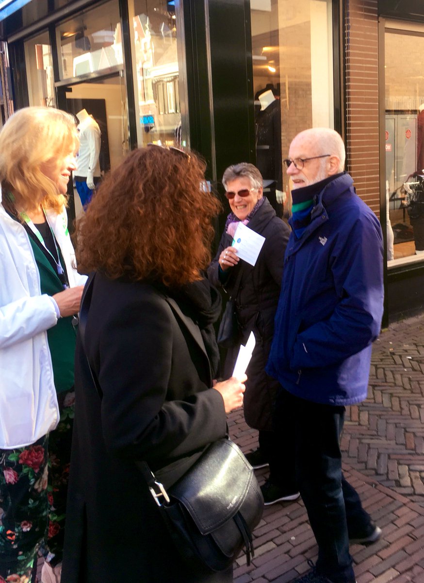 D66Alkmaar's tweet image. Fijne flyerdag voor de #PS2019 Mooi weer, mooie stad, mooie mensen @ivanengelshoven @Paul_van_Meenen @Ilsezaal 
#Alkmaar #D66regiobustour
