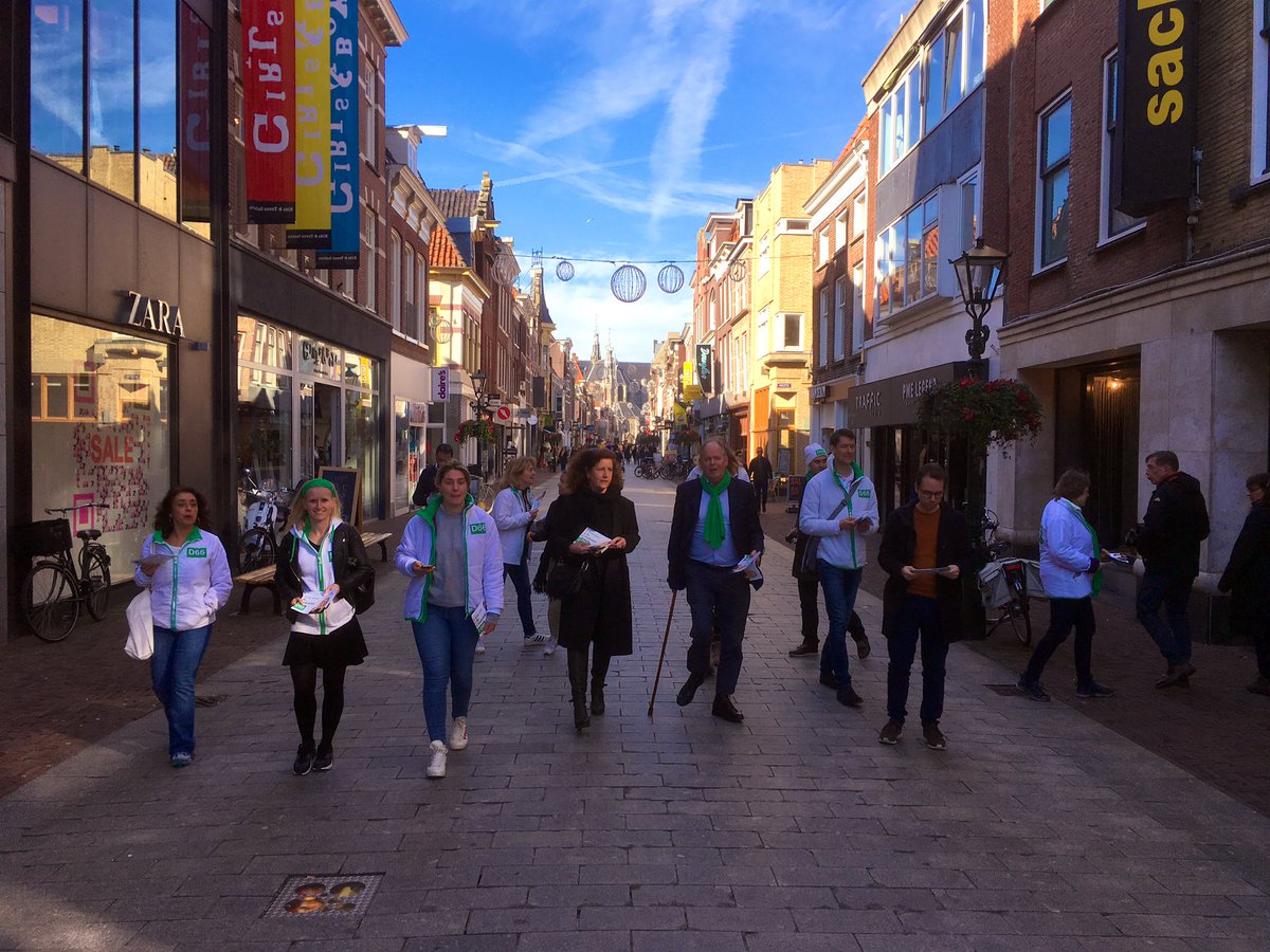 D66Alkmaar's tweet image. Fijne flyerdag voor de #PS2019 Mooi weer, mooie stad, mooie mensen @ivanengelshoven @Paul_van_Meenen @Ilsezaal 
#Alkmaar #D66regiobustour