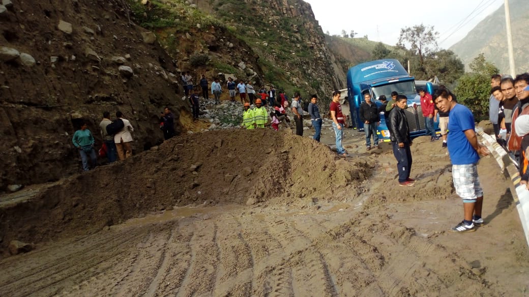 DeviandesPeru's tweet photo. Continuamos  los Trabajamos para restablecer el tránsito en la #CarreteraCentral en los kms 62 y 64 https://t.co/GErlOwzkIq