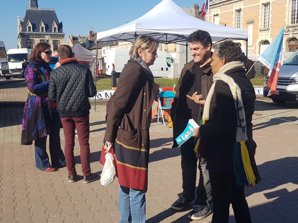 maelfacemaz's tweet photo. Ce matin, étape de l’holovan sur le marché de Fismes.
Des rencontres constructives avec les habitants qui n’en peuvent plus de la politique du gouvernement et qui cherchent une réelle alternative!
#operation471
#maintenantlepeuple! https://t.co/hf0BLI4pmn