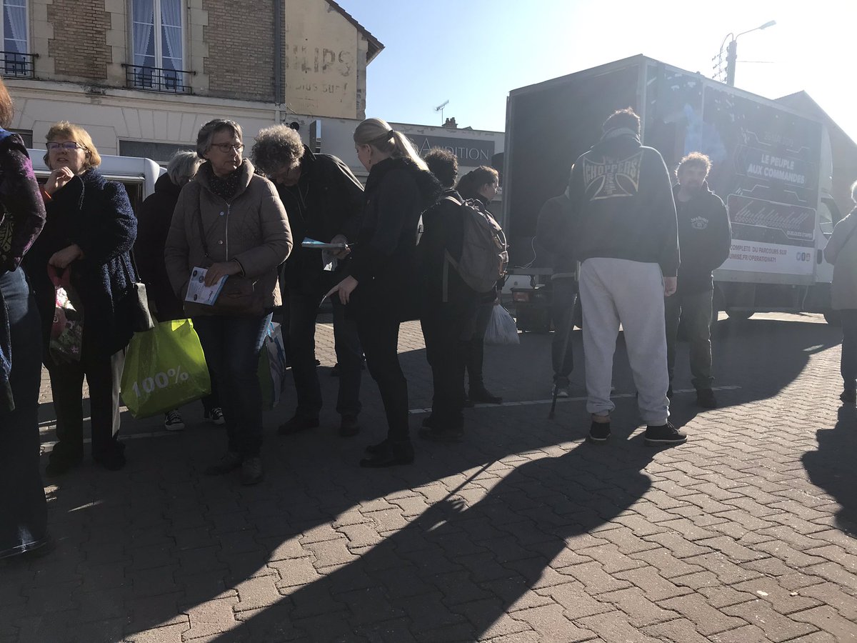 maelfacemaz's tweet photo. Ce matin, étape de l’holovan sur le marché de Fismes.
Des rencontres constructives avec les habitants qui n’en peuvent plus de la politique du gouvernement et qui cherchent une réelle alternative!
#operation471
#maintenantlepeuple! https://t.co/hf0BLI4pmn