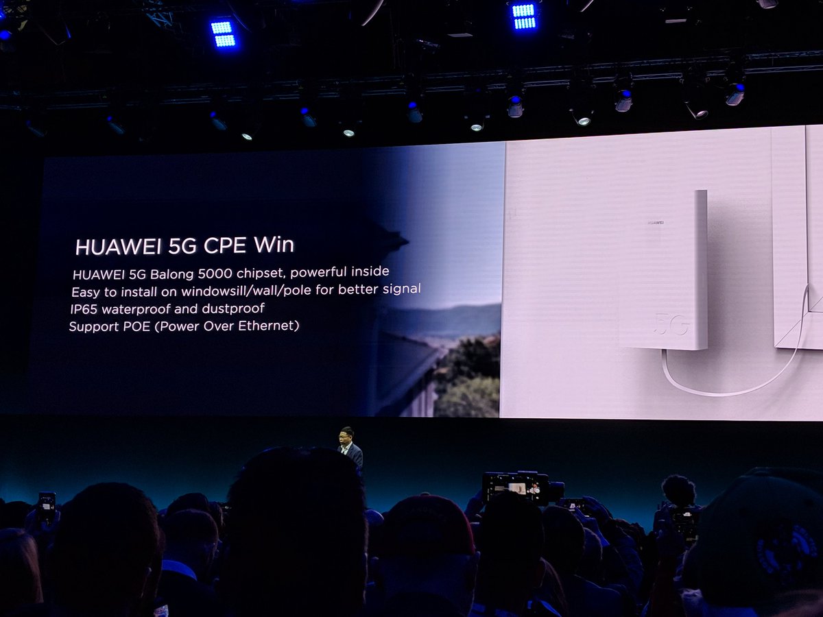 01net's tweet image. On a aussi des antennes 5G pour les maisons ainsi qu'un premier routeur portable. Huawei lance ses premiers objects connectés pour le réseau de demain.  #MWC19