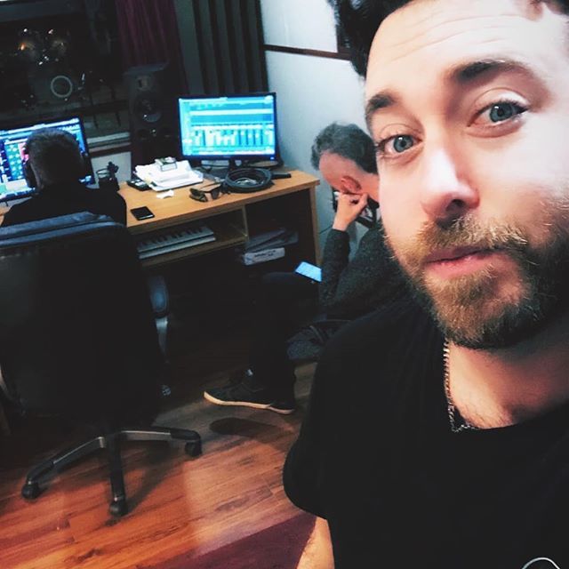 Random_Dogs's tweet image. אחרי ששיחררנו את השיר החדש אנחנו כבר לא #מחכים יותר!
ממשיכים לעבוד על מוזיקה חדשה במיוחד בשבילכם 😎💋 הדבר היחיד שאנחנו כן מחכים לו זה לראות אתכם בבארבי @barbytlv ב 13.3 ❤️ כחלק מפסטיבל #יש_רוקנרול_בעברית

ככה שיש למה לחכות 😍

לינק לכרטיסים ולאיוונט בפייסבוק בתגובה הראשונה…