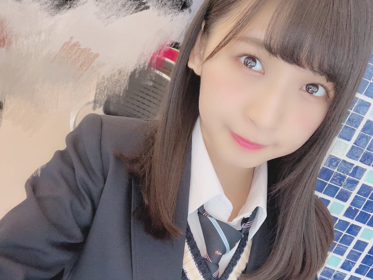「今日のMCで話した、
『小顔効果で背景が歪んでしまったと思って隠した写真』だよ?」|堺 萌香のイラスト