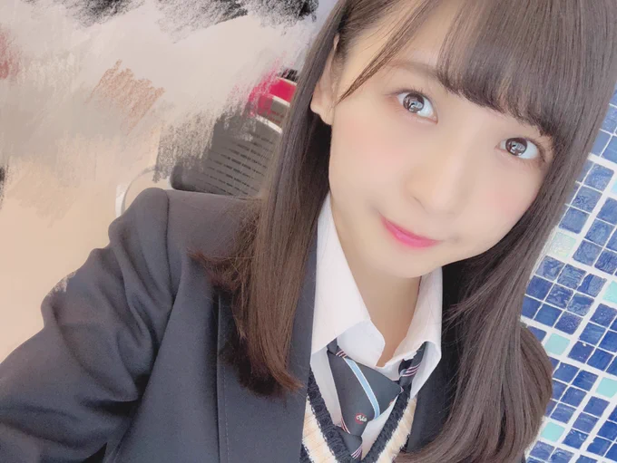 今日のMCで話した、
『小顔効果で背景が歪んでしまったと思って隠した写真』だよ??手すりのところの柵!

よく考えたら小顔効果で歪むにしては離れすぎてるよね(笑)
(メールに送ったやつだと思う??‍♀️) 