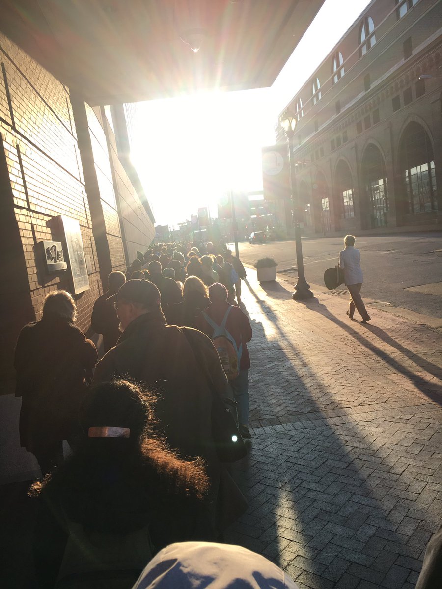 RevJeffD's tweet photo. The line to get into GC. And it’s 34 degrees! https://t.co/WgOllP4SAe