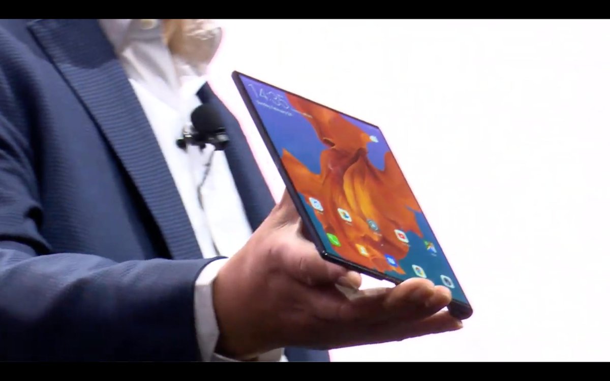 giolongoo's tweet photo. #HuaweiMateX.
#Huawei ha letteralmente umiliato #Samsung ed il suo #GalaxyFold.

Per concept, realizzazione, idea ed implementazione. Non c’è partita. https://t.co/AmgOiXCvZk