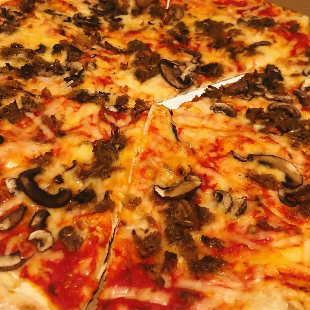 thechillvegan's tweet photo. Screamers Pizzeria in Greenpoint, Brooklyn. All vegan spot makes proper NY slices that are absolutely delicious. #vegan #yum https://t.co/wTS8SHtJIJ