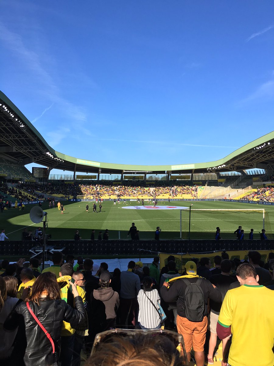 DiMecoKikadi's tweet photo. Le Stade Didot Ă©tait bien moins beau mais pas sur que yâait plus de jeu aujourdâhui... #ASCMFC #Mediatico https://t.co/eLUf9gVKD8