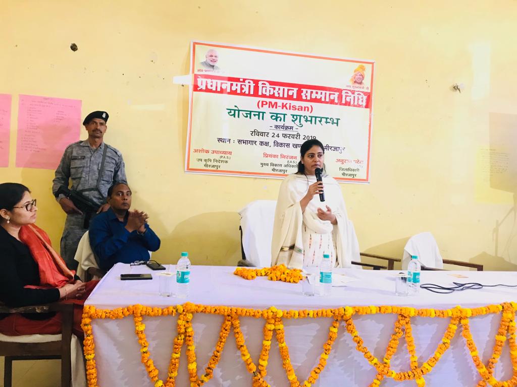 AnupriyaSPatel's tweet photo. 'पीएम किसान सम्मान निधि योजना' के देशव्यापी शुभारंभ के मौके पर सभी किसान भाइयों को बधाई व आदरणीय प्रधानमंत्री जी का आभार।आज अपने संसदीय क्षेत्र मीरजापुर के BHU,दक्षिणी परिसर में स्थित कृषि विज्ञान केन्द्र,बरकछा में आयोजित कार्यक्रम में प्रतिभाग कर किसान भाइयों को संबोधित करते हुए https://t.co/o8HnjMNwES