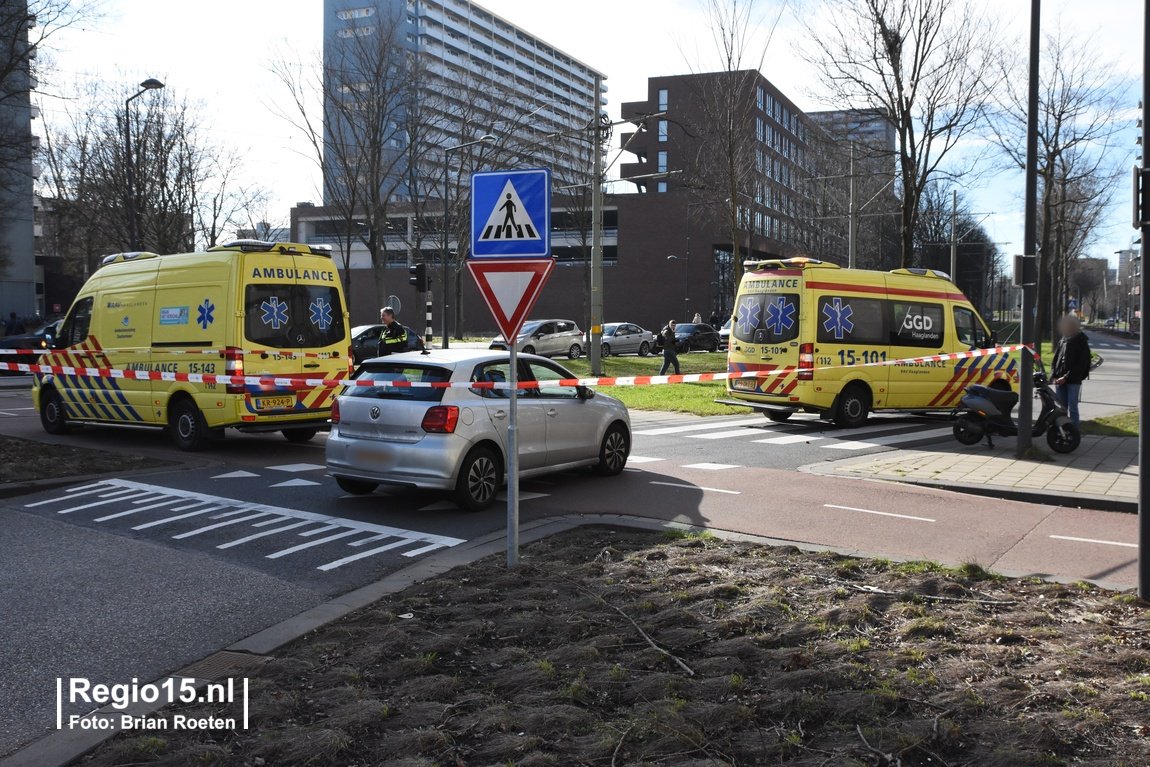 regio15's tweet photo. Op de #MartinusNijhofflaan in #Delft heeft vanmiddag een aanrijding plaatsgevonden tussen een auto en een scooter. Eén van de twee opzittenden van de scooter is vervoerd. https://t.co/jD2uz8jJGo