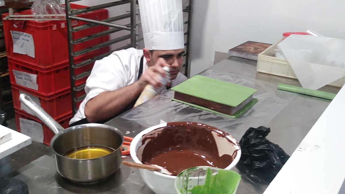 gzumeta's tweet photo. Presentación de una pieza única de caramelo o chocolate a cargo de los 10 aspirantes a #MMAPE, el Óscar de la pastelería en España. En @intersicop @feriademadrid @AsempasMadrid @GerenteAsempas https://t.co/g1ETHjXJzw