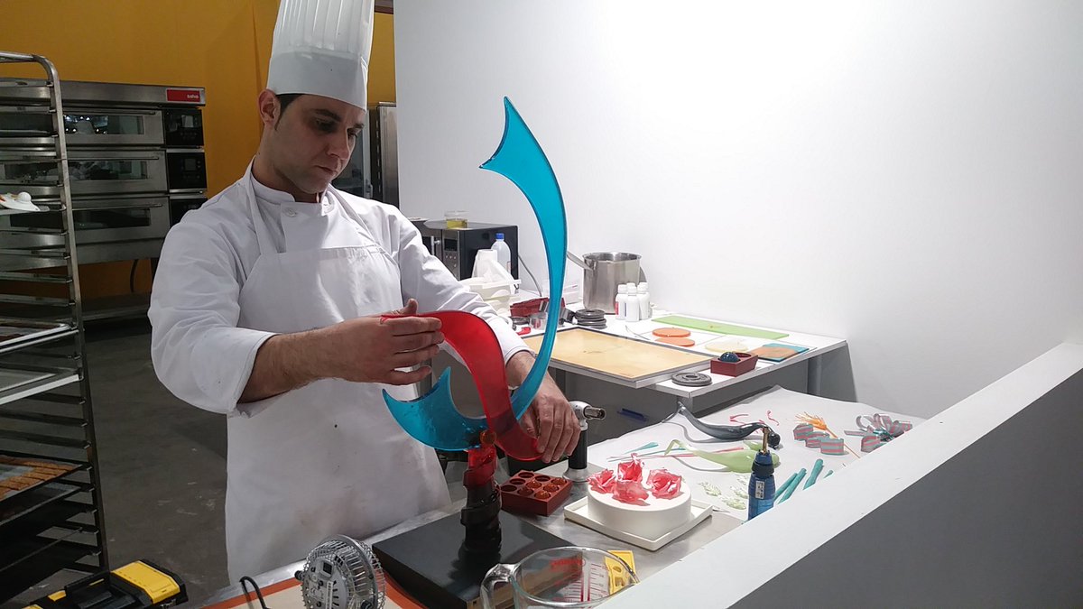 gzumeta's tweet photo. Presentación de una pieza única de caramelo o chocolate a cargo de los 10 aspirantes a #MMAPE, el Óscar de la pastelería en España. En @intersicop @feriademadrid @AsempasMadrid @GerenteAsempas https://t.co/g1ETHjXJzw