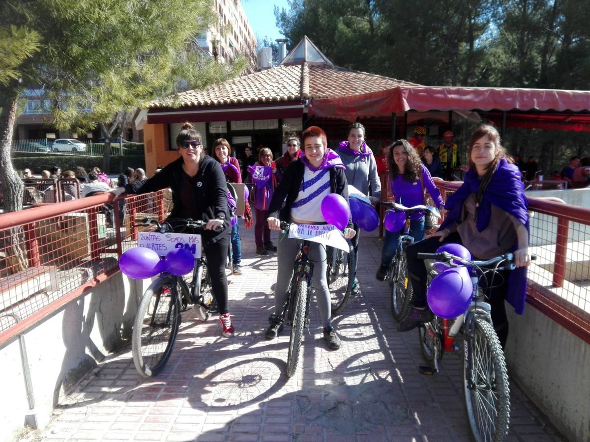 En #Teruel hoy estamos de bicicletadada informativa y visibilizadora de la huelga feminista de este 8 de marzo. Tiñendo Teruel de morado feminista, de cánticos combativos, sororidad y rebeldía.
#8M #8M2019 #HaciaLaHuelgaFeminista2019
#HaciaLaHuelgaFeminista
