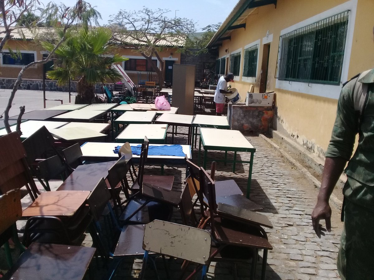 mslivramento's tweet photo. Just as #Environment interferes in the #LearningCapacity, #Exemple is one of the best paths to #education. Congrats to Eugenio T. teachers, parents for the initiative and the military's for joining. 
#collaboration is key to #transformation!

#BeInspiredBeInspiration 
#CaboVerde https://t.co/YLCtStXTxH