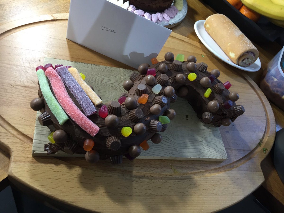 nicole_robb1's tweet photo. Happy birthday Andrew! #labbirthday #itsafluorescentfilamentousviruscakeincaseitsnotobvious https://t.co/MfC84RlxmV