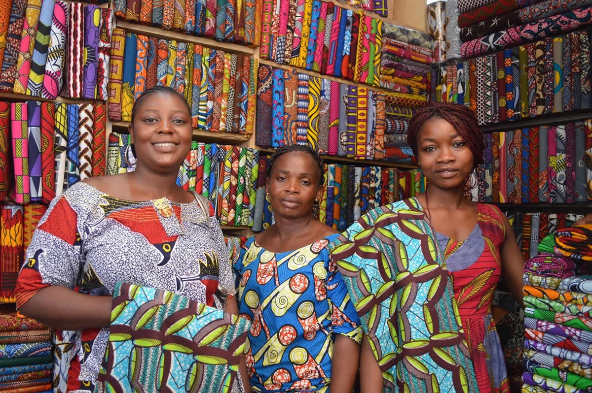 naira_culture's tweet photo. 🇹🇬 Les Nanas Benz sont des femmes qui ont régné durant plusieurs années sur le marché du textile au Togo et dans toute l’Afrique de l’ouest. 

Retour sur une partie intégrante de la culture togolaise avec ce mini reportage. 

https://t.co/kTfjeJaHPY via @YouTube https://t.co/LcKtfsLQF5