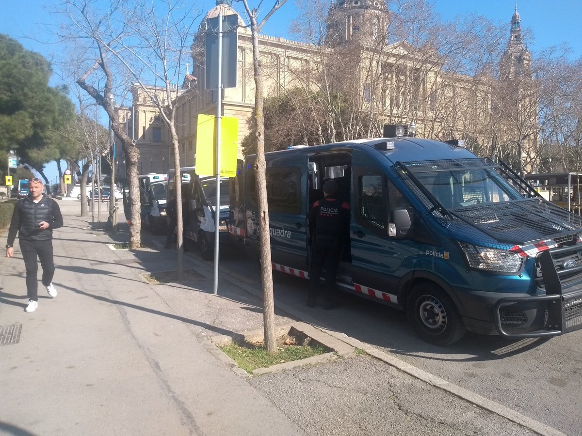 CDRCatOficial's tweet photo. Els @mossos, al servei del règim del 78 i de la monarquia, volen desallotjar-nos de l'entrada del #MNAC.

📺 Han fet fora de la zona les càmeres de @tv3cat, privant la gent del dret d’informació.

#Destronemlo
#NiReiNiPor 
#CDRenXarxa https://t.co/rmloSo7bon