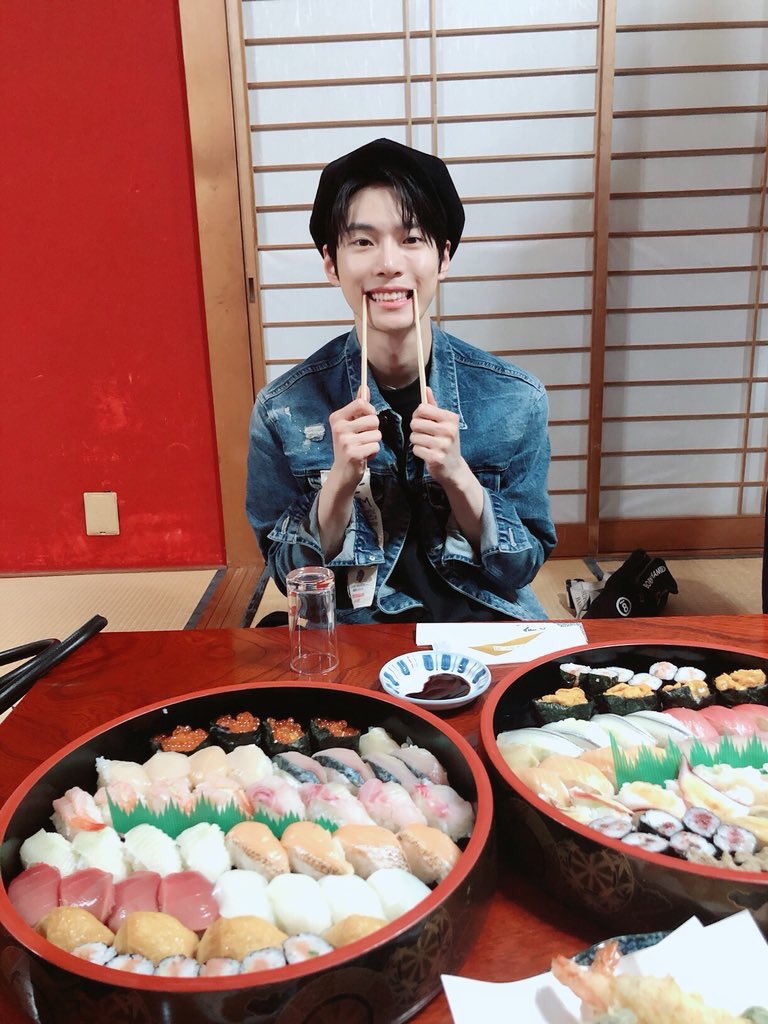 GLASSY_DY's tweet photo. @NCT_OFFICIAL_JP 후식까지 야무지게 먹었구낭 @.@ 많이 많이 먹구 살좀쪄라아 @.@ https://t.co/5cNbdB3kns