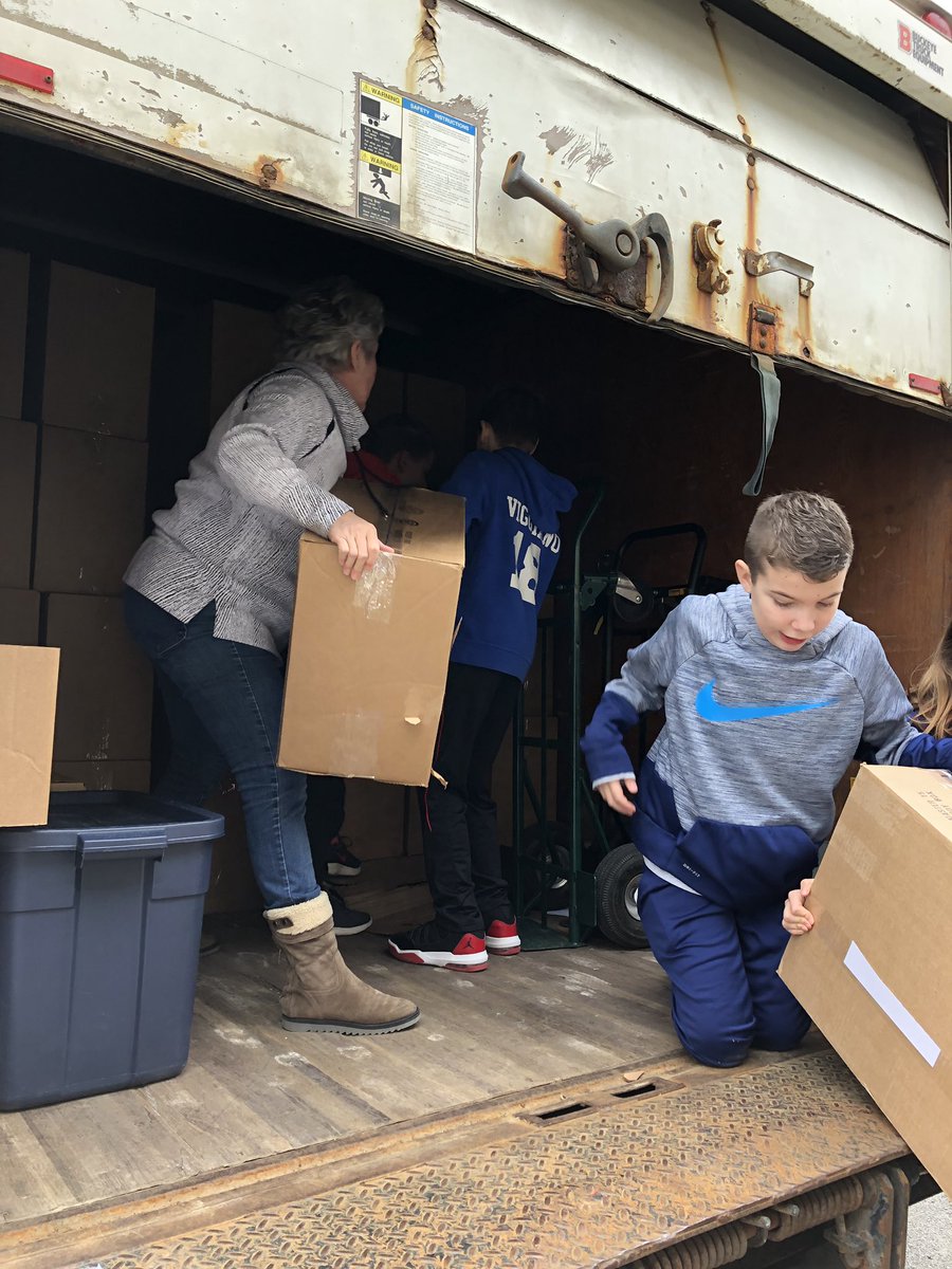 jpcbehope's tweet photo. Character Ambassadors led the way to pack more than 1100 Buddy Bags for @FMFOhio, demonstrating a sense of compassion and service for kids citywide @wcsdistrict . Hands and Voices of Hope Ambassadors improve themselves, their schools, and their community! https://t.co/P7L9G8WkxS